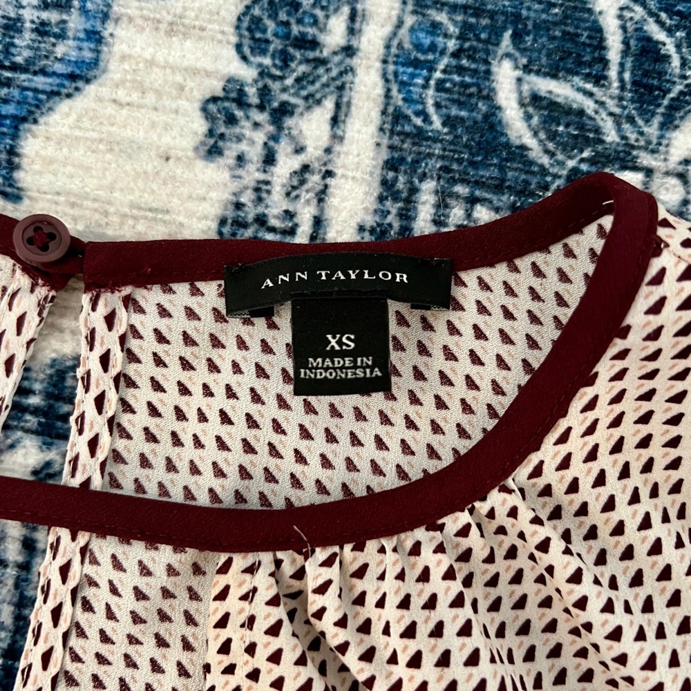 Ann Taylor Sleeveless Faux-Wrap Top - XS - Picture 2 of 5